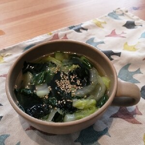 白菜とチンゲン菜わかめの中華風スープ